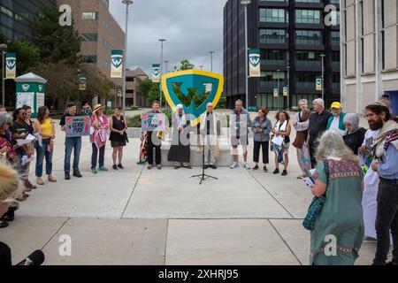 Detroit, Michigan, USA. Juli 2024. Interreligiöse Führer versammelten sich an der Wayne State University, um sich zu versammeln und für Frieden in Gaza zu beten. Sie baten die Universität, sich von Unternehmen zu veräußern, die von Krieg und Waffenherstellung profitieren. Die Universität schaltete Rasensprenger rund um Spirit Rock ein, wo sie sich sammeln wollten. Spirit Rock war der Ort eines Antikriegslagers für Studenten, das die Universitätspolizei im Mai abbrach. Quelle: Jim West/Alamy Live News Stockfoto