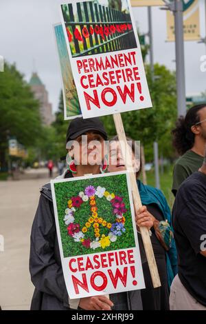 Detroit, Michigan, USA. Juli 2024. Interreligiöse Führer versammelten sich an der Wayne State University, um sich zu versammeln und für Frieden in Gaza zu beten. Sie baten die Universität, sich von Unternehmen zu veräußern, die von Krieg und Waffenherstellung profitieren. Die Universität schaltete Rasensprenger rund um Spirit Rock ein, wo sie sich sammeln wollten. Spirit Rock war der Ort eines Antikriegslagers für Studenten, das die Universitätspolizei im Mai abbrach. Quelle: Jim West/Alamy Live News Stockfoto