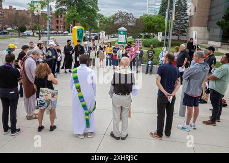 Detroit, Michigan, USA. Juli 2024. Interreligiöse Führer versammelten sich an der Wayne State University, um sich zu versammeln und für Frieden in Gaza zu beten. Sie baten die Universität, sich von Unternehmen zu veräußern, die von Krieg und Waffenherstellung profitieren. Die Universität schaltete Rasensprenger rund um Spirit Rock ein, wo sie sich sammeln wollten. Spirit Rock war der Ort eines Antikriegslagers für Studenten, das die Universitätspolizei im Mai abbrach. Quelle: Jim West/Alamy Live News Stockfoto