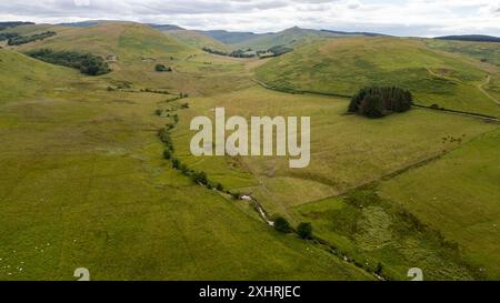 Drohnenansicht des DOD Burn mit Blick auf die DOD Farm und Dodburn Water Treatment Works, Dodburn, Hawick, Scottish Borders. Stockfoto