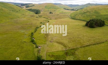 Drohnenansicht des DOD Burn mit Blick auf die DOD Farm und Dodburn Water Treatment Works, Dodburn, Hawick, Scottish Borders. Stockfoto