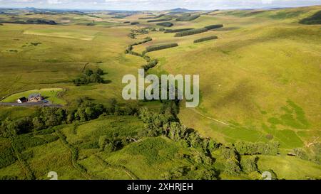 Drohnenblick auf Doecleuch House und das Allan Water Valley in der Nähe der Skelfhill Farm, Hawick Scottish Borders. UK Stockfoto