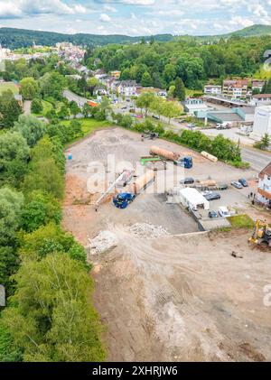 Großansicht einer Baustelle mit Maschinen, umgeben von Bäumen und Gebäuden, Abbruchstelle, Recycling, Saarbrücken, Deutschland Stockfoto