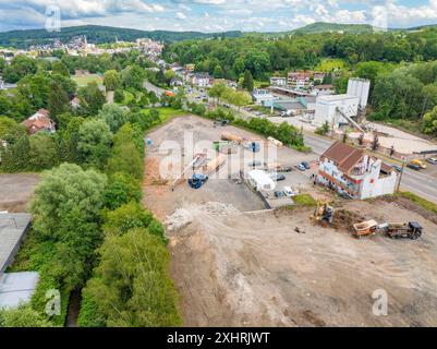 Luftaufnahme einer Baustelle inmitten einer grünen Landschaft und in der Nähe von Gebäuden, Abbruchstelle, Recycling, Saarbrücken, Deutschland Stockfoto