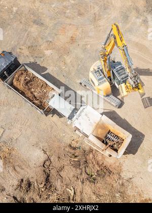 Luftaufnahme eines Baggers, der Erde in einen LKW auf einer Baustelle, Abbruchstelle, Recycling, Saarbrücken, Deutschland verlädt Stockfoto