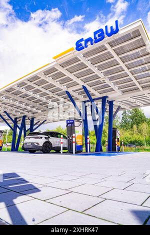 Moderne EnBW-Ladestation mit Solardach für Elektroautos in grüner Umgebung, ENBW-Ladestation, Rutesheim, Deutschland Stockfoto