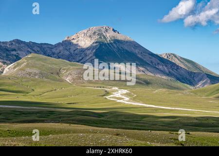 Berglandschaft rund um das Hochplateau Campo Imperatore im Gran Sasso und Monti della Laga Nationalpark in den Abruzzen. Apennin, Italien Stockfoto
