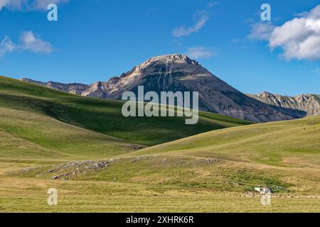 Berglandschaft rund um das Hochplateau Campo Imperatore im Gran Sasso und Monti della Laga Nationalpark in den Abruzzen. Apennin, Italien Stockfoto