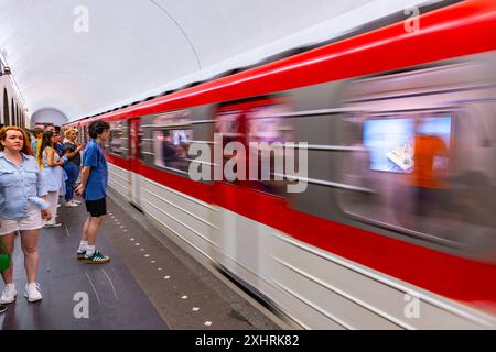 Tiflis, Georgien - 23. JUNI 2024: Die U-Bahn-Station Tiflis ist ein am 11. Januar 1966 eröffnetes Schnellverkehrssystem in Tiflis. Innenansicht vom Marjanishv Stockfoto