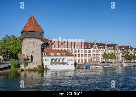 Blick von der alten Rheinbrücke auf das Rheinufer mit dem historischen Rheintorturm in der Altstadt von Konstanz. Hier befindet sich der Stockfoto