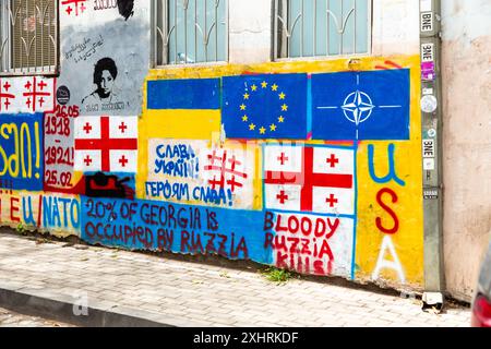 Tiflis, Georgien - 21. JUNI 2024: Antirussische Schriften an den Mauern von Tiflis. Ein Teil der Georgier steht gegen Russland für die georgische Besatzung und Stockfoto