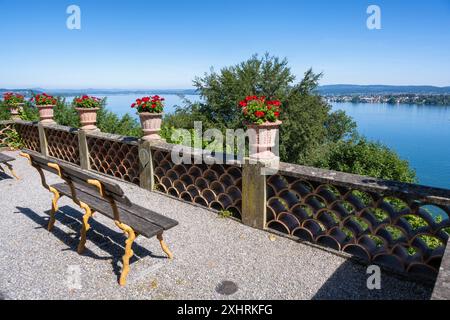 Aussichtsterrasse vom Schlosspark Arenenberg, auch Napoleon Museum, des westlichen Bodensees mit der Insel Reichenau am Horizont Stockfoto