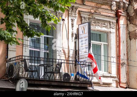 Tiflis, Georgien - 17. JUNI 2024: Zeichen des Anwaltsbüros Vaknin Yariv in der Altstadt von Tiflis, Georgien. Stockfoto