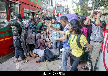 Zusammenstoß zwischen Quotenprotestierenden in Dhaka Anti-Quoten-Demonstranten und Studenten, die den regierenden Parteikonflikt der Awami League auf dem Dhaka University Campus in Dhaka, Bangladesch, am 15. Juli 2024 unterstützen. Am Montag trafen sich rivalisierende Studenten in Bangladesch zusammen, wobei mindestens 100 Menschen verletzt wurden, während Demonstranten, die sich gegen Quoten für begehrte Regierungsjobs aussprachen, gegen die der Regierungspartei treuen Gegenprotestierenden kämpften, sagte die Polizei. Dhaka Dhaka Bezirk Bangladesch Copyright: XHabiburxRahmanx Stockfoto