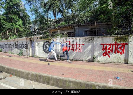 Zusammenstoß zwischen Quotenprotestierenden in Dhaka Anti-Quoten-Demonstranten und Studenten, die den regierenden Parteikonflikt der Awami League auf dem Dhaka University Campus in Dhaka, Bangladesch, am 15. Juli 2024 unterstützen. Am Montag trafen sich rivalisierende Studenten in Bangladesch zusammen, wobei mindestens 100 Menschen verletzt wurden, während Demonstranten, die sich gegen Quoten für begehrte Regierungsjobs aussprachen, gegen die der Regierungspartei treuen Gegenprotestierenden kämpften, sagte die Polizei. Dhaka Dhaka Bezirk Bangladesch Copyright: XHabiburxRahmanx Stockfoto