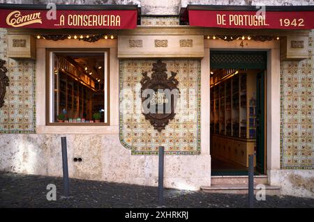 Pub, Tapas Bar, Hausfassade, Azulejos, Fliesen, Fliesendekoration, Lissabon, Portugal Stockfoto