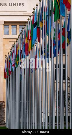 Eine vertikale Aufnahme der Fahnen der Mitgliedstaaten der Vereinten Nationen, die im Palast der Nationen in Genf, Schweiz, gehisst wurden Stockfoto