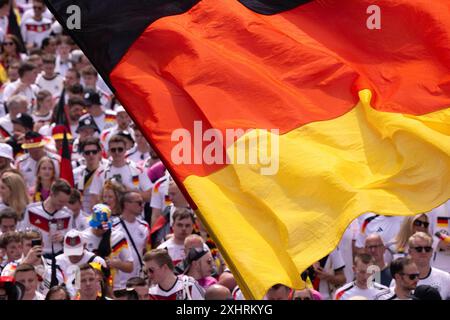 Fan march, deutsche Fußballfans ziehen ins Viertelfinale Spanien gegen Deutschland, UEFA EURO 2024, Europameisterschaft, Fahnen, Banner, Atmosphäre Stockfoto