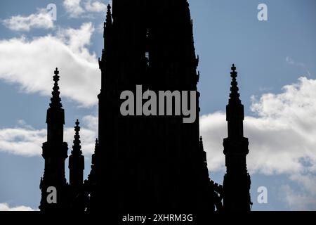 Silhouette Scott Monument, viktorianischer Turm mit 287 Stufen, erbaut zu Ehren des Schriftstellers Sir Walter Scott, Old Town, Edinburgh, Schottland, United Stockfoto