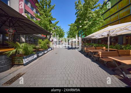 Fußgängerzone Kortumstraße in der Partymeile Bermuda Dreieck mit Außenbereichen von Restaurants, Bars und Pubs in Bochum, Ruhrgebiet, unabhängig Stockfoto