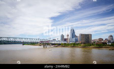 Cincinnati, Ohio, 30. Juli 2022: Blick auf die Innenstadt von Cincinnati und den Ohio River von der Purple People Bridge Stockfoto