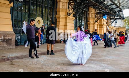 Santiago, Chile, 18. September 2022: Menschen üben traditionelle chilenische Tänze vor dem Centro Cultural Estacion Mapocho aus Stockfoto