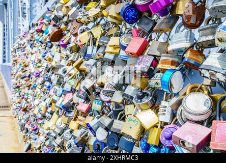 Cincinnati, Ohio, 30. Juli 2022: Traditionelle Verlobungsschleusen auf der Purple People Bridge in Cincinnati, Ohio Stockfoto