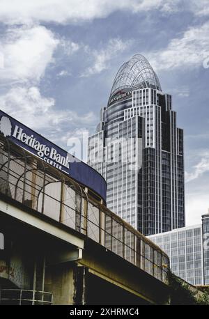 Cincinnati, Ohio, 30. Juli 2022: Blick auf den Great American Tower von der Heritage Bank Arena Stockfoto