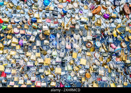 Cincinnati, Ohio, 30. Juli 2022: Traditionelle Verlobungsschleusen auf der Purple People Bridge in Cincinnati, Ohio Stockfoto