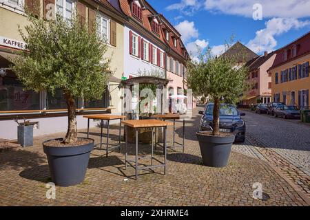 Aussenbereich eines Cafés und alten Ziehbrunnen in Gengenbach, Schwarzwald, Ortenaukreis, Baden-Württemberg, Deutschland Stockfoto