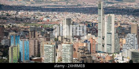 Ein Blick aus der Vogelperspektive auf die Skyline von Bogota, Kolumbien, mit modernen Wolkenkratzern und großräumiger Stadt Stockfoto