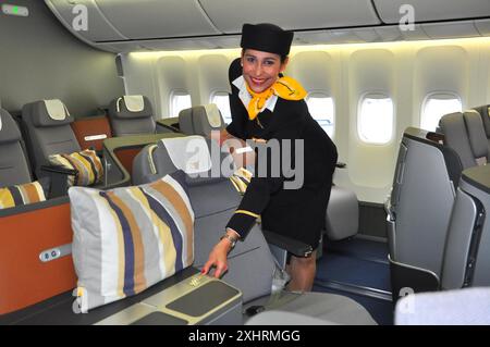 Luftfahrt, Passagierflugzeuge, Boeing 747-8, Flughafen München, Kabine, Stewardess, Flugbegleiterin Stockfoto