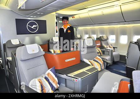 Luftfahrt, Passagierflugzeuge, Boeing 747-8, Flughafen München, Kabine, Stewardess, Flugbegleiterin Stockfoto