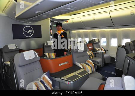 Luftfahrt, Passagierflugzeuge, Boeing 747-8, Flughafen München, Kabine, Stewardess, Flugbegleiterin Stockfoto