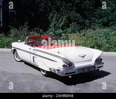Weiß mit Chrom und roter Verkleidung 1958 Chevrolet Impala Cabriolet Classic Automobile, Quebec, Kanada Stockfoto