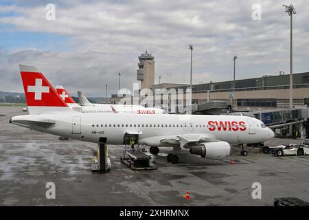 Airport Control Tower Aircraft Swiss, Airbus A320-200, HB-IJQ, Zürich Kloten, Schweiz Stockfoto