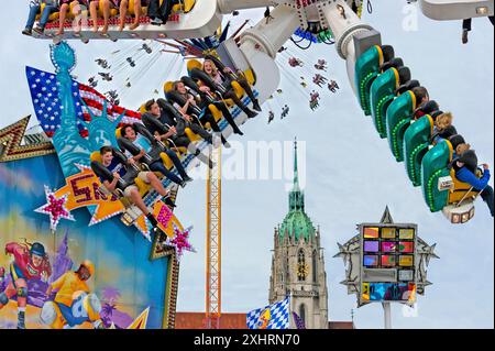 Im Karussellläufer wirbeln Menschen, reiten auf der wies'n, Oktoberfest, Wiesn, hinter der Pfarrkirche St. Paul, Paulskirche, München, Oberbayern Stockfoto