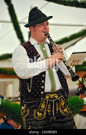 Musiker einer bayerischen Blaskapelle in traditioneller Tracht mit Klarinettenlederhosen, altem Festzelt, historischer wies'n, Oide Wiesn Stockfoto