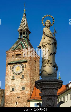 Mittelalterlicher Torturm, Stadttor Schmalzturm oder schöner Turm, Springbrunnenfigur der Jungfrau Maria, barocker Marienbrunnen, Hauptplatz, Altstadt Stockfoto