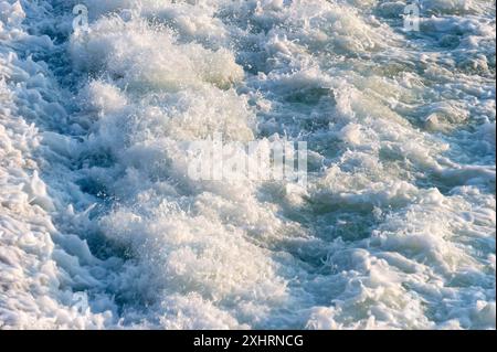 Aufgerührtes weißschäumendes Wasser, Sprühen auf Wasserkaskaden am Lechweir, Fluss Lech, Hintergrund, Landsberg am Lech, Oberbayern, Bayern, Deutschland Stockfoto