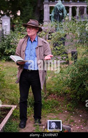 Deutschland, Berlin, 15. Juni 2024, Hexenstunde auf dem Dorotheenstaedtischen Friedhof: Ekkehard Maas (Sänger, Publizist) liest am Grab von Elke Erb, Sommer Stockfoto