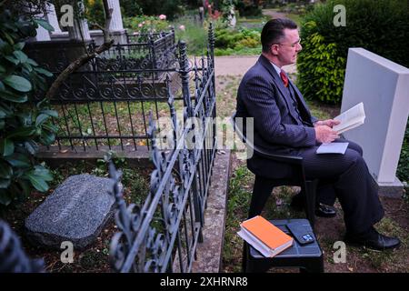 Deutschland, Berlin, 15. Juni 2024, Hexenstunde auf dem Dorotheenstaedtischen Friedhof: Der Musiker Andrej Hermlin liest am Grab seines Vaters Stephan Stockfoto