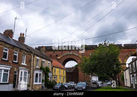 Ein Güterzug, der über das Eisenbahnviadukt in Yarm, England, Großbritannien fährt Stockfoto