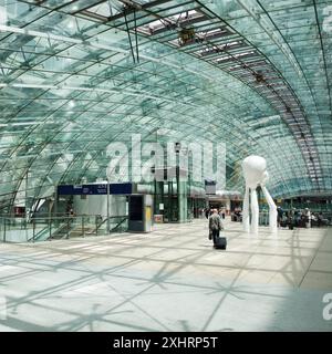 Die zentrale Halle über dem Fernbahnhof mit der Skulptur Immaterielles, dem Squaire, Flughafen, Frankfurt am Main, Hessen, Deutschland Stockfoto