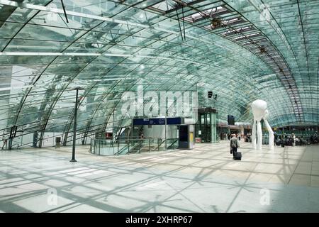 Die zentrale Halle über dem Fernbahnhof mit der Skulptur Immaterielles, dem Squaire, Flughafen, Frankfurt am Main, Hessen, Deutschland Stockfoto