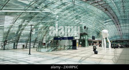 Die zentrale Halle über dem Fernbahnhof mit der Skulptur Immaterielles, dem Squaire, Flughafen, Frankfurt am Main, Hessen, Deutschland Stockfoto