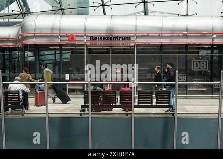 Reisende im DB Travel Centre, Haupthalle über dem Fernbahnhof, The Squaire, Frankfurt am Main Airport, Hessen, Deutschland Stockfoto