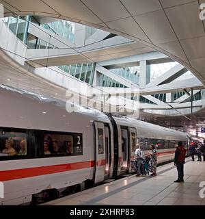 ICE am Mittelbahnsteig mit großer Öffnung zur Glaskuppel, Fernbahnhof, Flughafen, Frankfurt am Main, Hessen, Deutschland Stockfoto