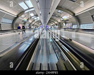 Umzug zum Squaire am Flughafen, Frankfurt am Main, Hessen, Deutschland Stockfoto