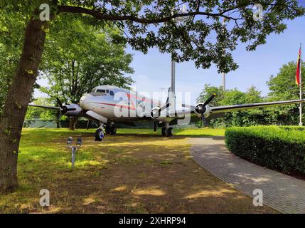 Douglas DC-4 C-54 Flugzeug, ein Sultanabomber, Luftbrücke Gedenkstätte, Frankfurt-Main-Flughafen, Hessen, Deutschland Stockfoto